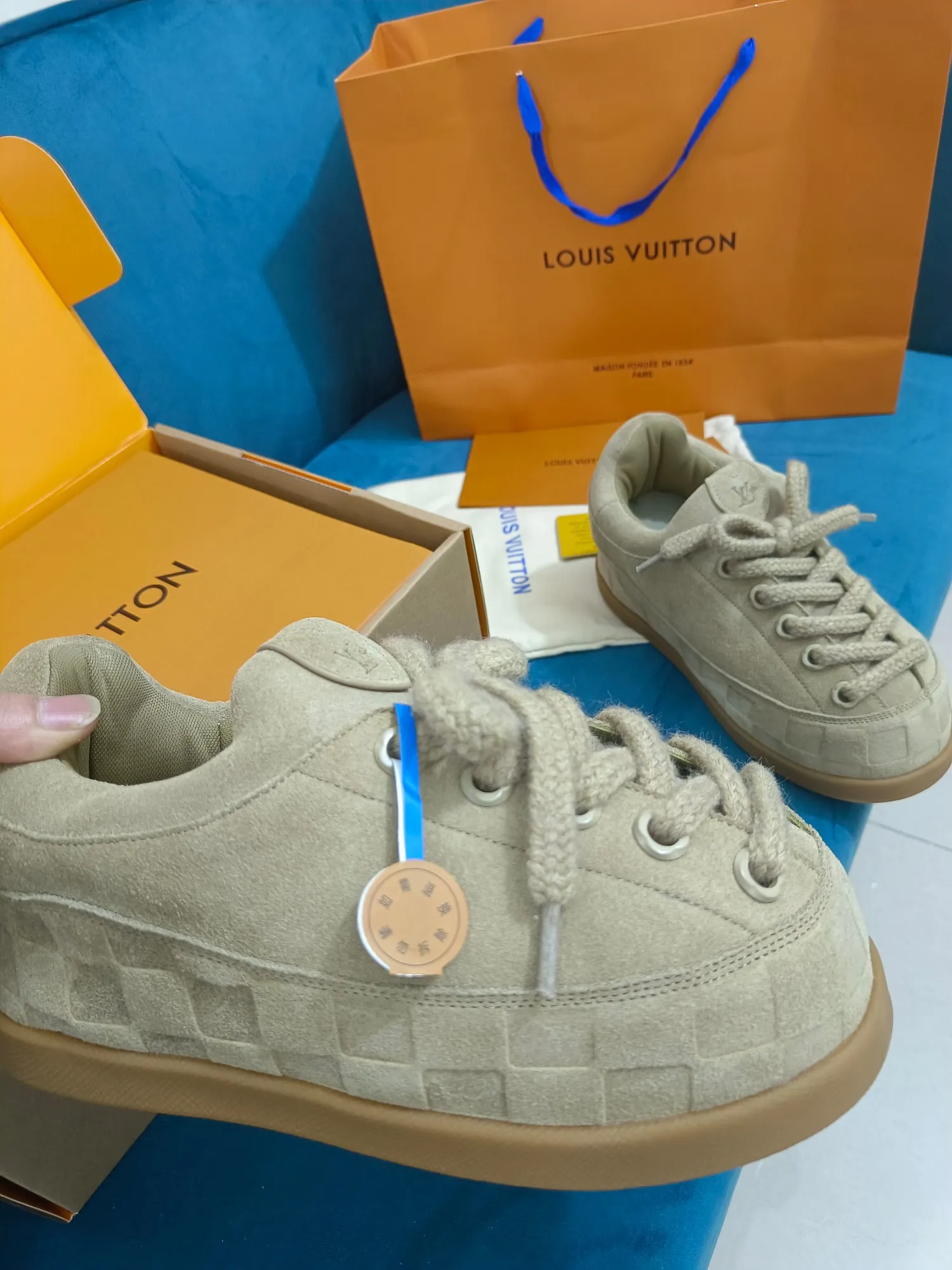 👟👟Ex-factory price 640👟👟 LV YETI slip-on shoes, based on suede cow leather, partially embossed with Nigo's reinterpretation of LV Damier pattern, cleverly echoing the Chinese tradition of taking off shoes when entering the house, and the "small feet" aesthetic is integrated into Chinese street genes. The palm-printed rubber outsole hides the LV letters and Monogram flowers. The exquisite craftsmanship made in Italy shows the brand's heritage in a comfortable slip-on style. The reservation mode adds a unique style, it is traditional and trendy, and it is suitable for couples aged 35-45.